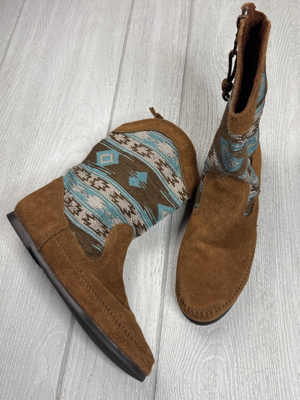 New Minnetonka Baja Boot in a brown suede and turquoise pattern 1578 Size 8 - Picture 2 of 7